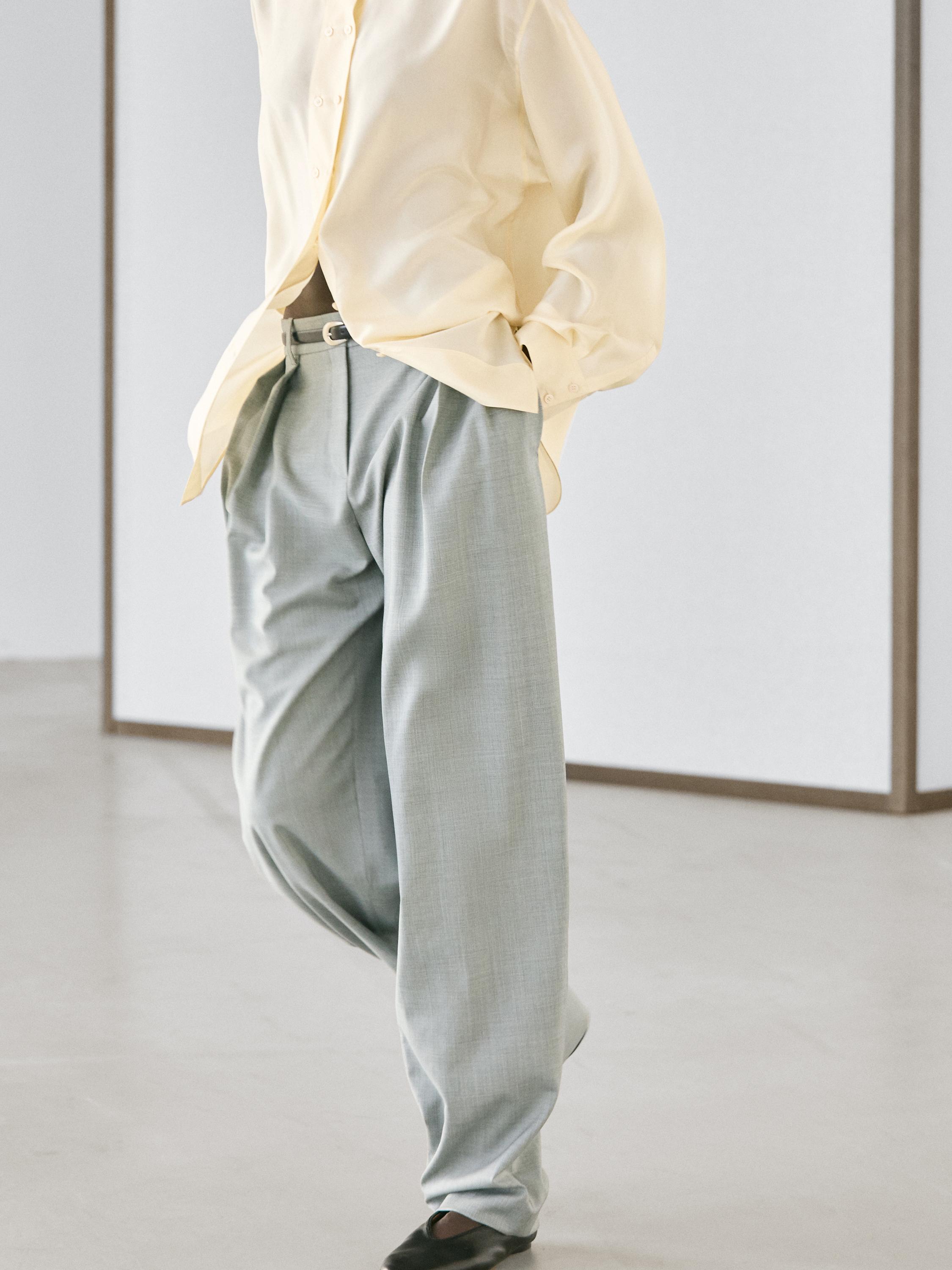 Flowing trousers with darts